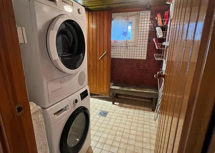 Апартаменты Yellow Dream House - 3 Min From Highway, Sauna, Big Private Parking